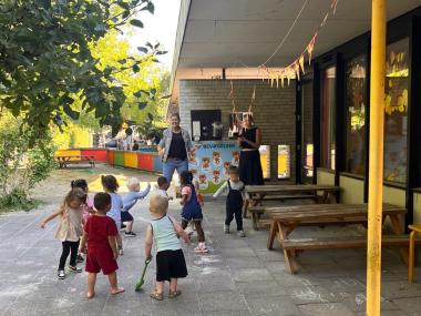 Børn på legepladsen